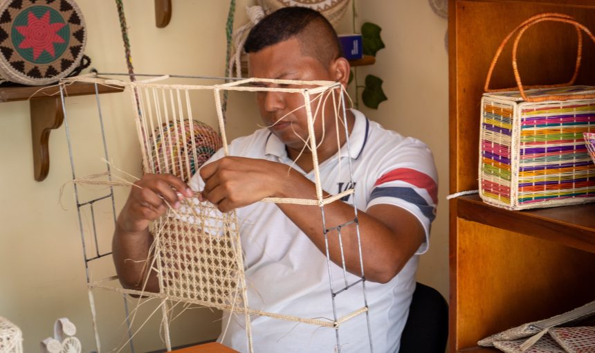 Taller de TEJIDO CON PALMA DE IRACA